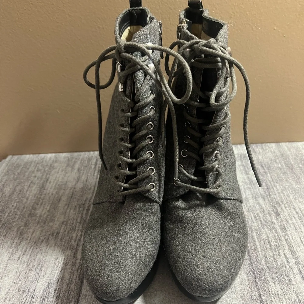 Michael Kors Gray Ankle Boot Women’s Size 7.5 Wedge Heel Lace Up Bootie - Picture 3 of 8